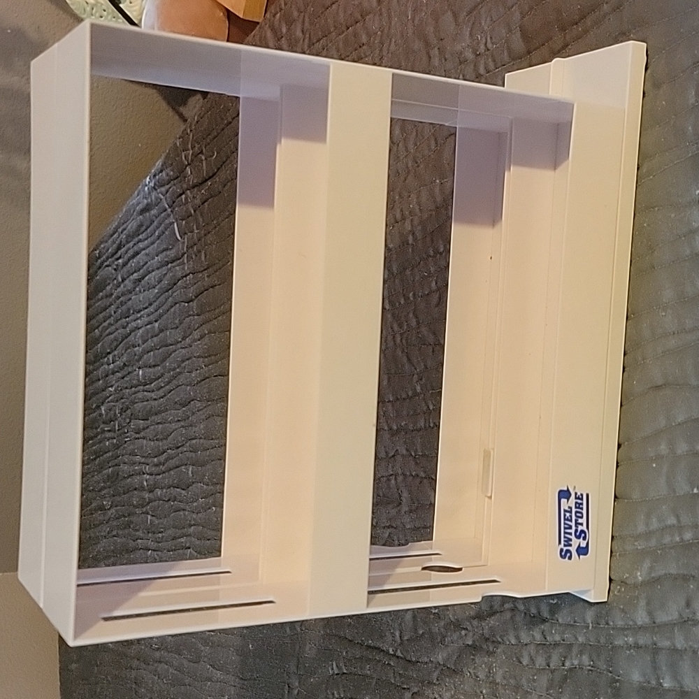Swivel store spice rack